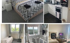 2 Bedroom House With 2 Car Parking & Garden